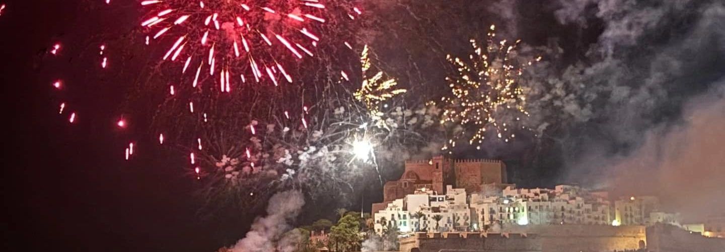 Vídeos: Dia del Turista a les festes de Peníscola amb castell de focs artificials