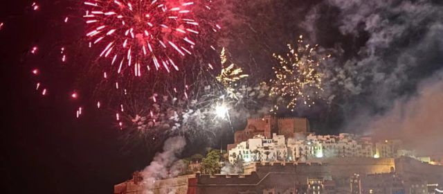 Vídeos: Dia del Turista a les festes de Peníscola amb castell de focs artificials