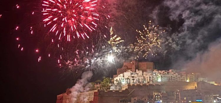 Vídeos: Dia del Turista a les festes de Peníscola amb castell de focs artificials