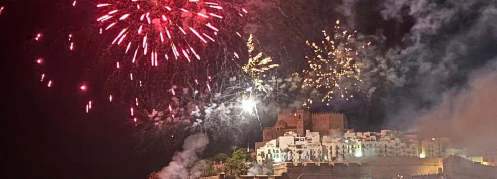 Vídeos: Dia del Turista a les festes de Peníscola amb castell de focs artificials