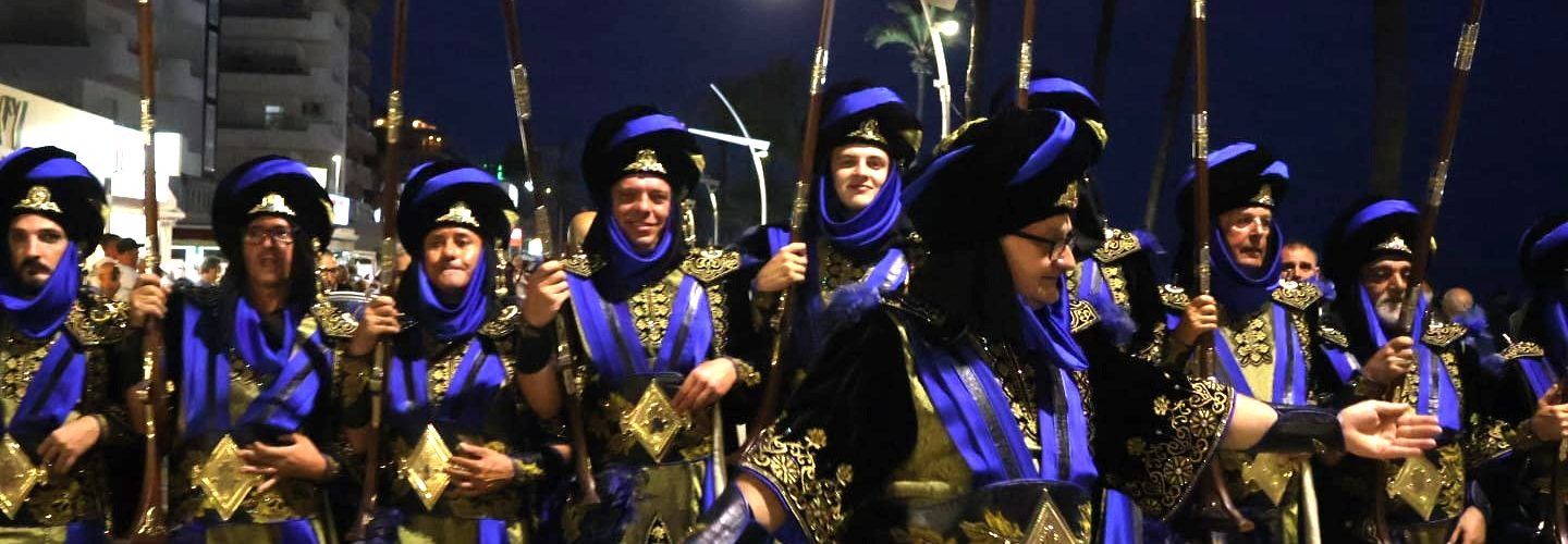 Primera desfilada de moros i cristians a Peníscola, en vídeos i 60 fotos
