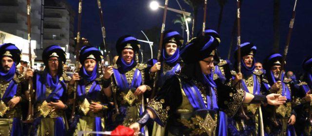 Primera desfilada de moros i cristians a Peníscola, en vídeos i 60 fotos