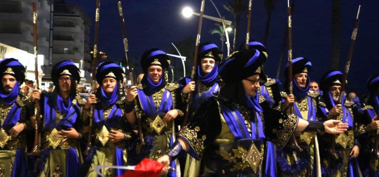 Primera desfilada de moros i cristians a Peníscola, en vídeos i 60 fotos
