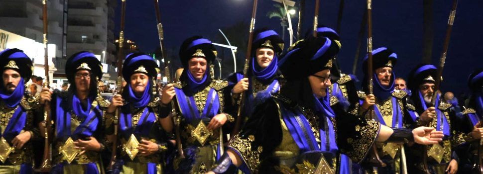 Primera desfilada de moros i cristians a Peníscola, en vídeos i 60 fotos