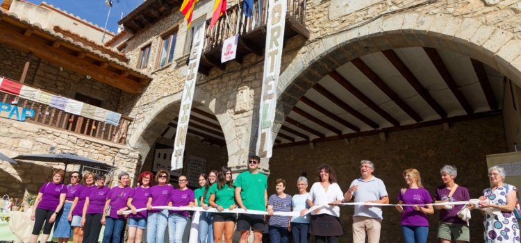 Portell s’ompli d’artesania en la primera fira tèxtil i de productes de la terra