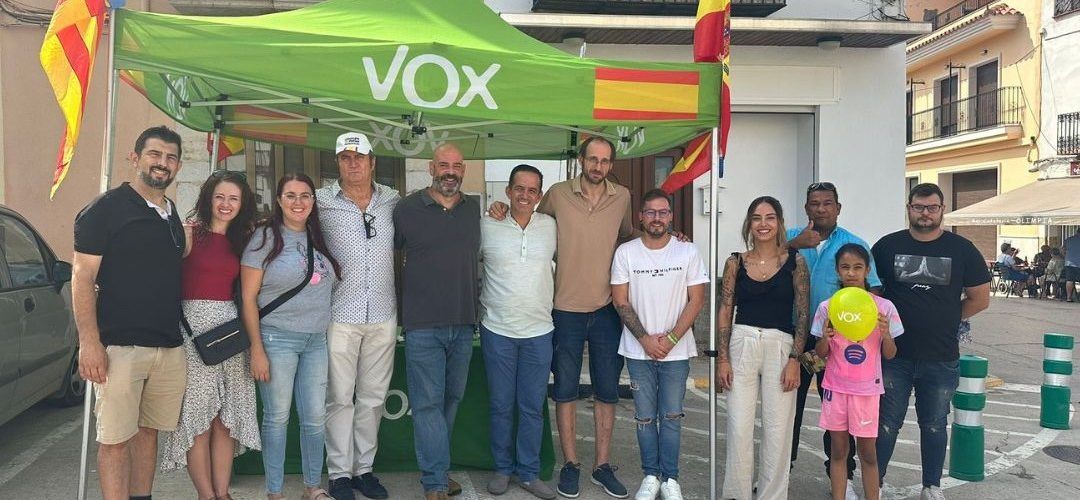 Gran éxito en la mesa informativa de VOX en Cálig