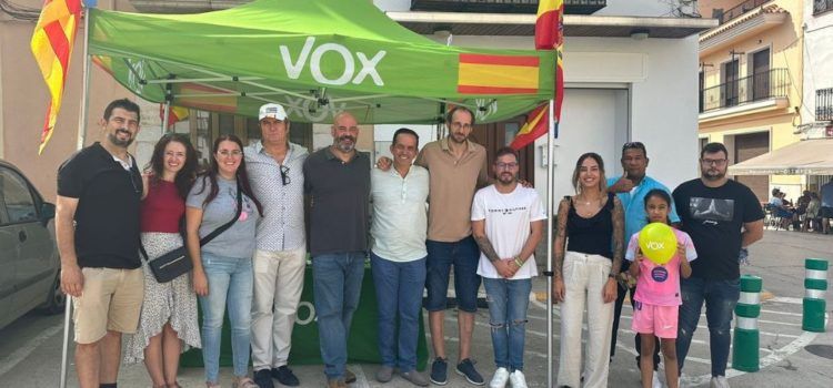 Gran éxito en la mesa informativa de VOX en Cálig