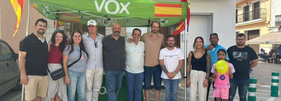 Gran éxito en la mesa informativa de VOX en Cálig