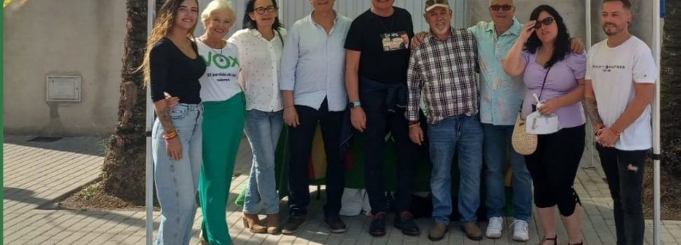 Éxito en la mesa informativa de VOX en Alcalá de Chivert