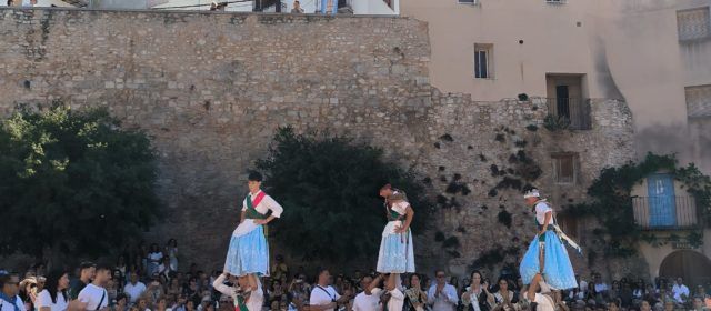 Peñíscola homenajea a sus mayores con los bailes tradicionales