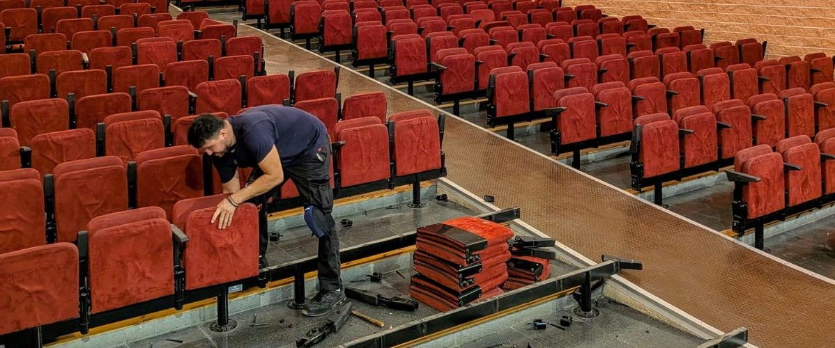 Comencen els treballs de renovació de les butaques de l’Auditori de Benicarló