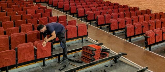 Comencen els treballs de renovació de les butaques de l’Auditori de Benicarló