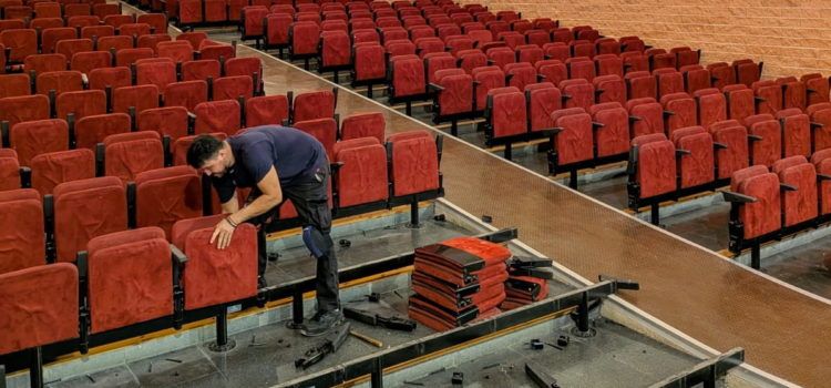 Comencen els treballs de renovació de les butaques de l’Auditori de Benicarló