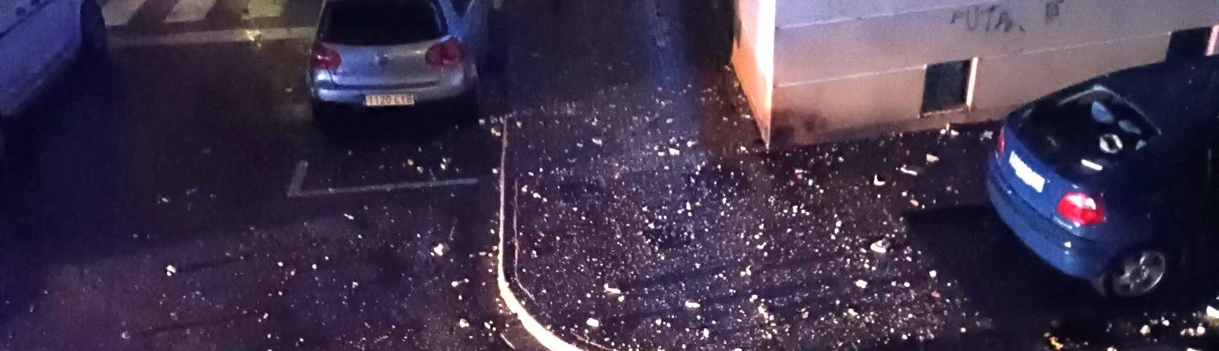 Un llamp impacta en un edifici a Vinaròs i danya dos vehicles en caure part revestiment de la façana