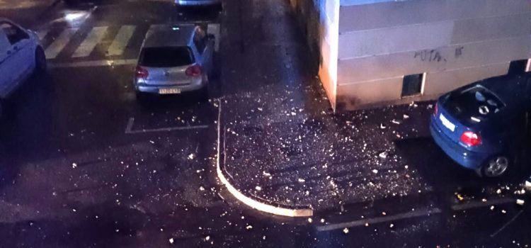 Un llamp impacta en un edifici a Vinaròs i danya dos vehicles en caure part revestiment de la façana