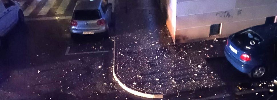 Un llamp impacta en un edifici a Vinaròs i danya dos vehicles en caure part revestiment de la façana