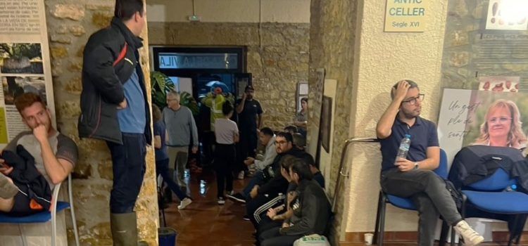 Freginals acull més de 150 persones atrapades pel temporal