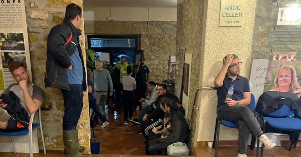 Freginals acull més de 150 persones atrapades pel temporal