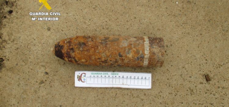La Guardia Civil destruye dos proyectiles de la Guerra Civil hallados en Ares del Maestrat y en Castillo de Villamalefa