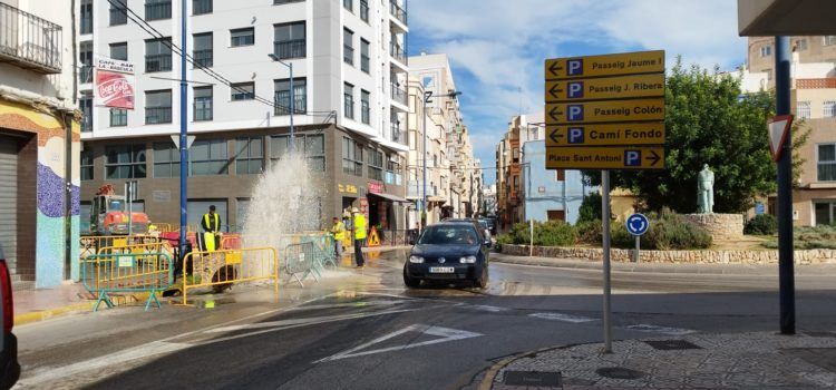 Fuita d’aigua a les obres de l’avinguda de la Llibertat