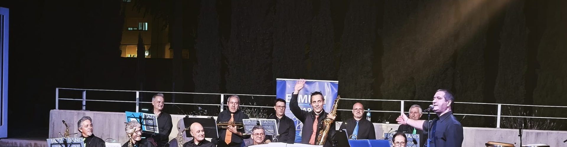 Actuació de la Big Band Esmuvi JazzBand de Vinaròs als jardins del MUCBE a Benicarló