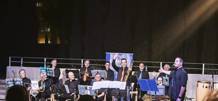 Actuació de la Big Band Esmuvi JazzBand de Vinaròs als jardins del MUCBE a Benicarló