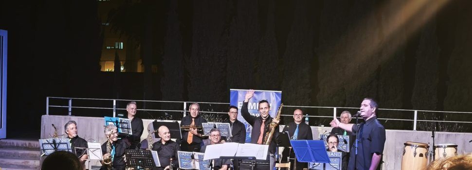 Actuació de la Big Band Esmuvi JazzBand de Vinaròs als jardins del MUCBE a Benicarló