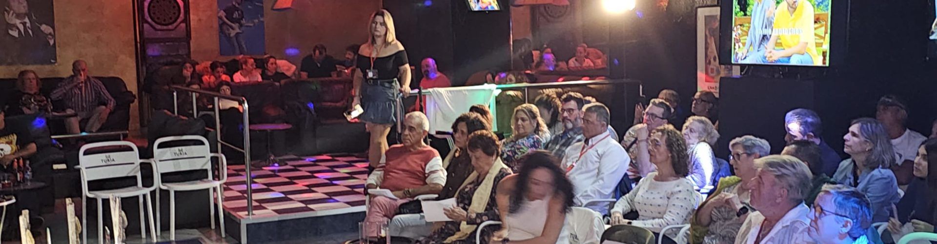 Numeroso público en la segunda edición del concurso de karaoke, a pesar de la lluvia