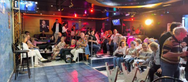23 participantes en la semifinal del II Concurso de Karaoke de Vinaròs y este sábado, la gran final