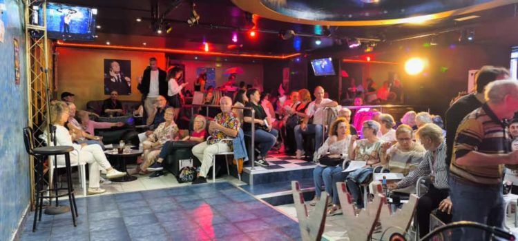 23 participantes en la semifinal del II Concurso de Karaoke de Vinaròs y este sábado, la gran final