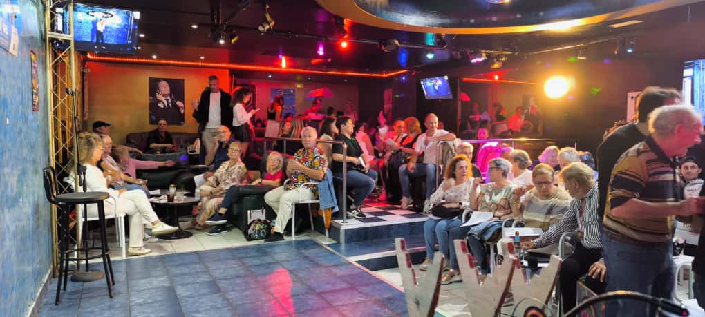 23 participantes en la semifinal del II Concurso de Karaoke de Vinaròs y este sábado, la gran final