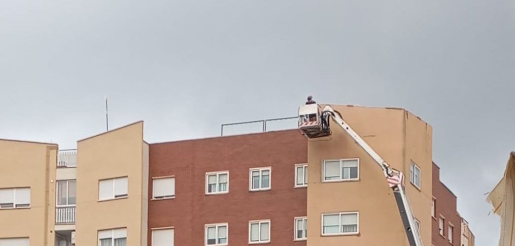 Els bombers actuen sobre la façana danyada per un llamp