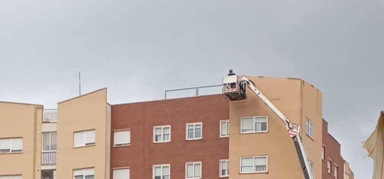 Els bombers actuen sobre la façana danyada per un llamp