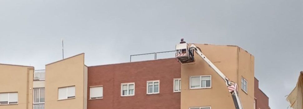 Els bombers actuen sobre la façana danyada per un llamp