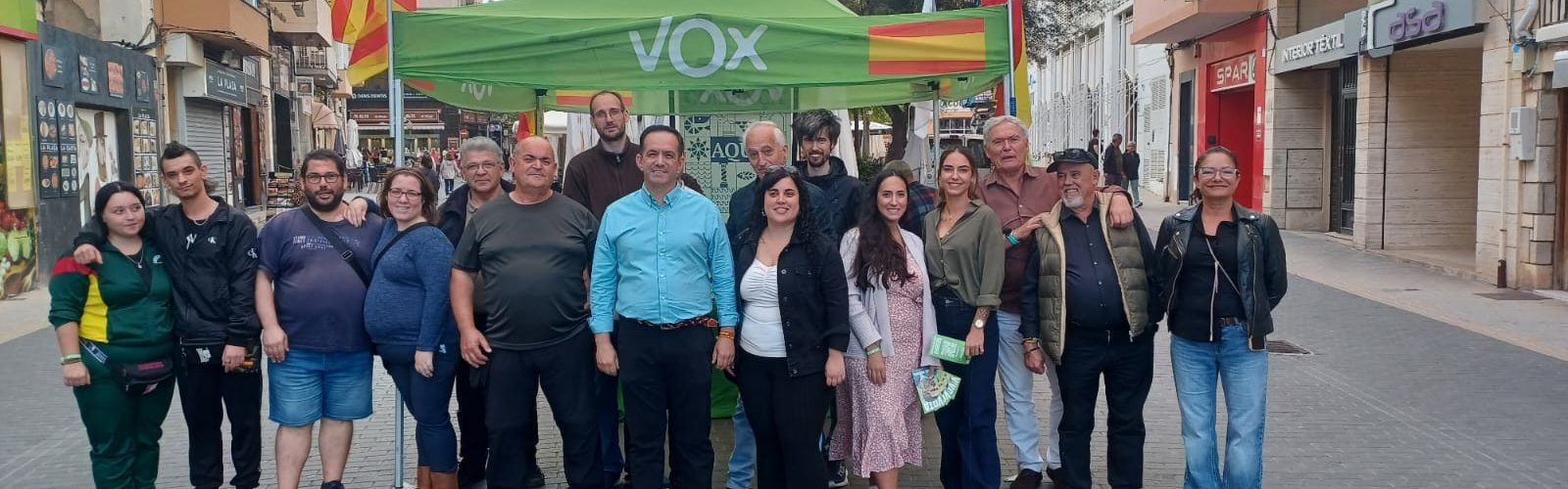 Éxito rotundo de VOX Vinaroz en la mesa informativa de Octubre