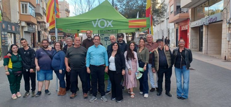 Éxito rotundo de VOX Vinaroz en la mesa informativa de Octubre