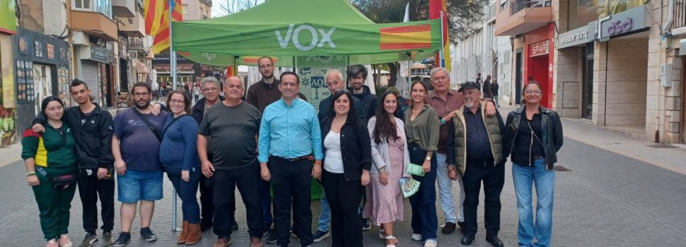 Éxito rotundo de VOX Vinaroz en la mesa informativa de Octubre