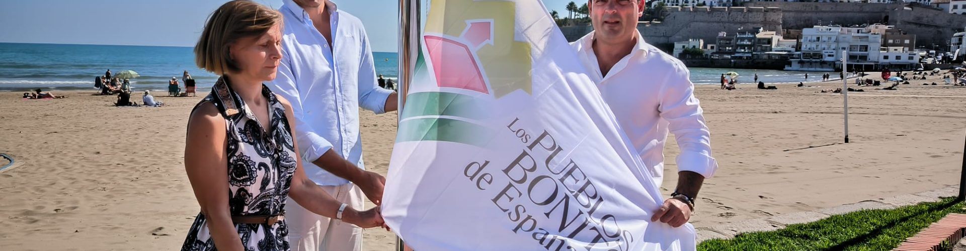 Peníscola celebra el Dia Nacional dels Pobles més Bonics d’Espanya amb la hissada de bandera