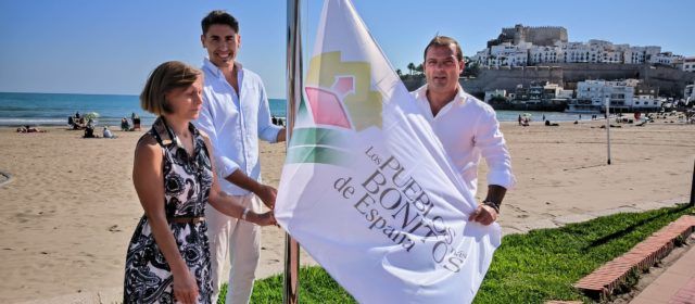 Peníscola celebra el Dia Nacional dels Pobles més Bonics d’Espanya amb la hissada de bandera