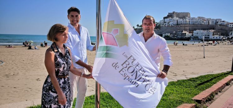 Peníscola celebra el Dia Nacional dels Pobles més Bonics d’Espanya amb la hissada de bandera