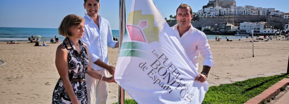 Peníscola celebra el Dia Nacional dels Pobles més Bonics d’Espanya amb la hissada de bandera