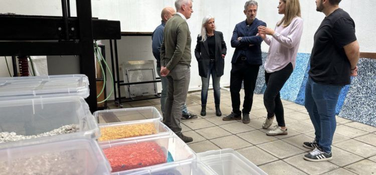L’Institut Montsià construeix una màquina de premsat de plàstic reciclat per al FabLab Terres de l’Ebre