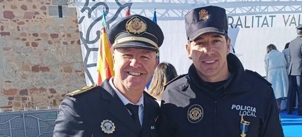 Un policia local de Vinaròs, distingit amb la Creu al Mèrit policial amb distintiu Blau, per auxiliar una persona amb risc d’ofegar-se