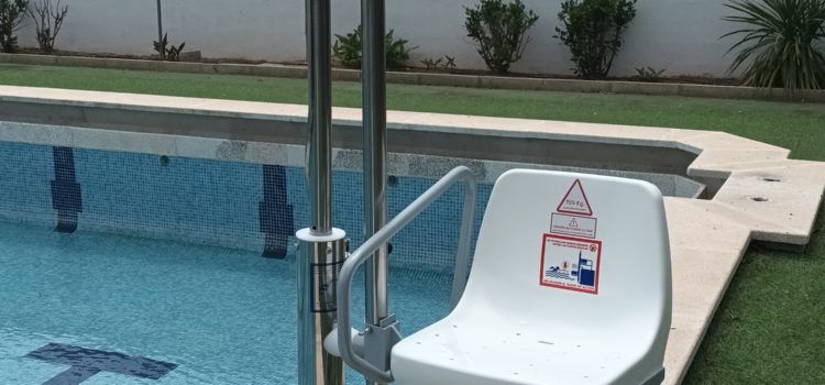 La Generalitat Valenciana subvenciona el nou elevador hidràulic de la piscina municipal d’Alcalà de Xivert