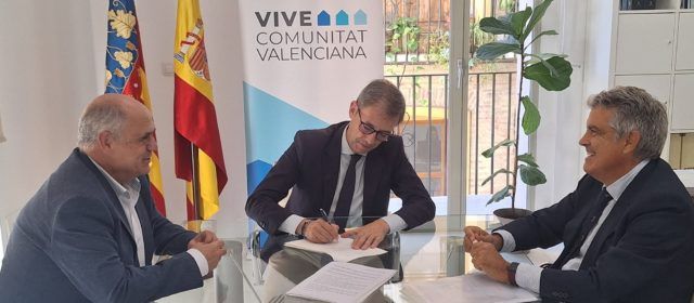 La Generalitat y los ayuntamientos de Benicarló y Vinaròs firman la escritura de cesión de cuatro parcelas para construir unas 40 viviendas protegidas