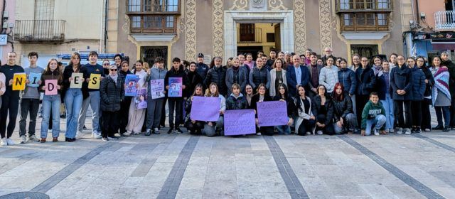 Benicarló manifesta el seu rebuig i condemna la violència masclista pel 25N