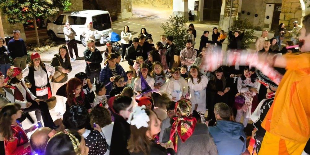 Unes 70 xiquetes i xiquets de Canet lo Roig participen en una gimcana ‘terrorífica’ per Halloween