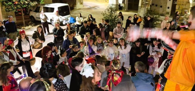 Unes 70 xiquetes i xiquets de Canet lo Roig participen en una gimcana ‘terrorífica’ per Halloween