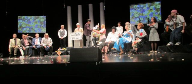 El Grup de teatre Gresol d’Alcanar celebra 40 anys dalt de l’escenari, estrenant una paròdia del ‘procés’