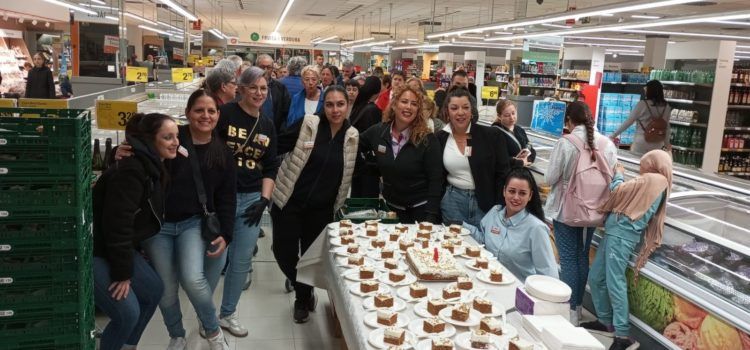 Consum celebra el seu 50è Aniversari amb pastís per a la clientela